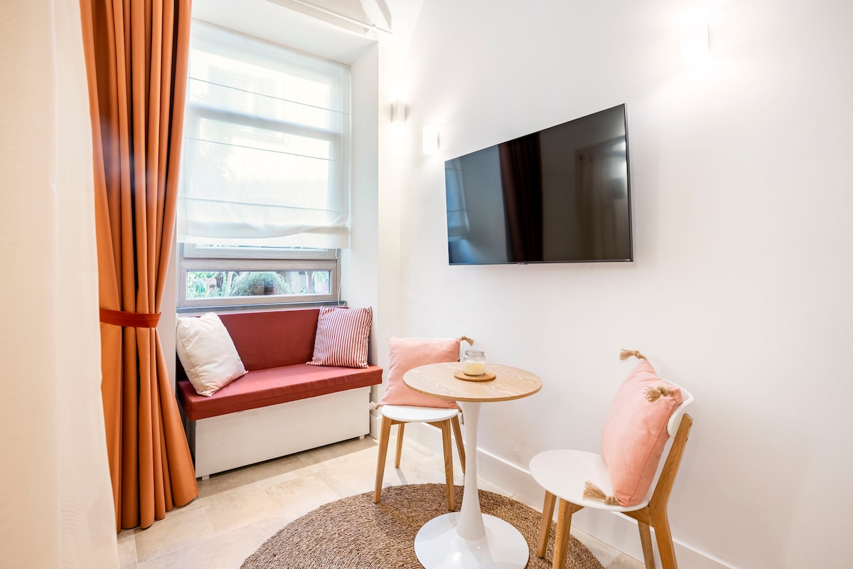 Popular Airbnb listing: Cozy Alcove & Patio in the Old Town near Sorrento in Sant'agnello