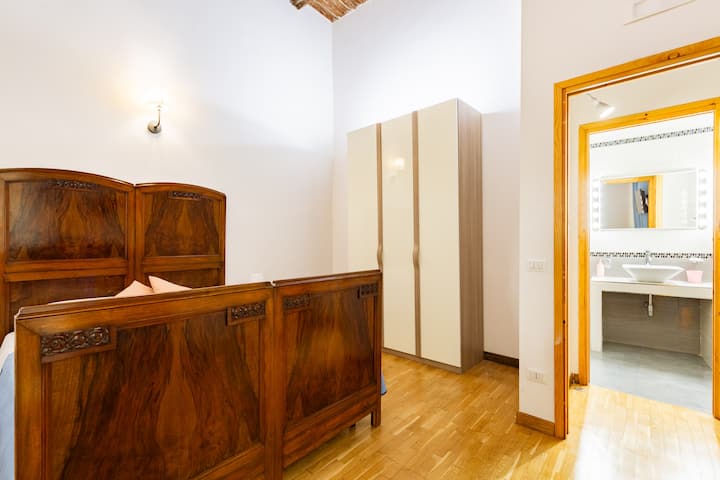 ห้องนอนเตียงใหญ่พร้อมห้องน้ำที่อยู่ติดกัน 