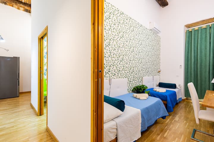 ทางเดินและวิวห้องนอนที่สามพร้อมเตียงเดี่ยวสองเตียงพร้อมมุ้งยกพร้อมรีโมทคอนโทรล 