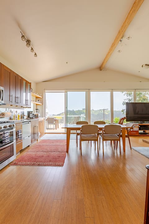 Top of the Hill 2 Bdrm VIEW House.
