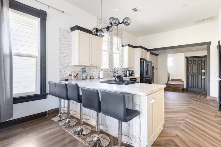 The Black and White House gallery image 3