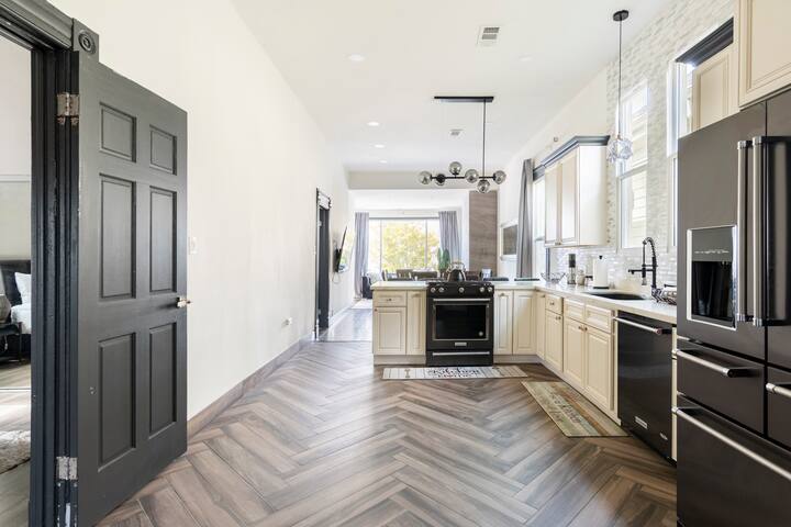 The Black and White House gallery image 5