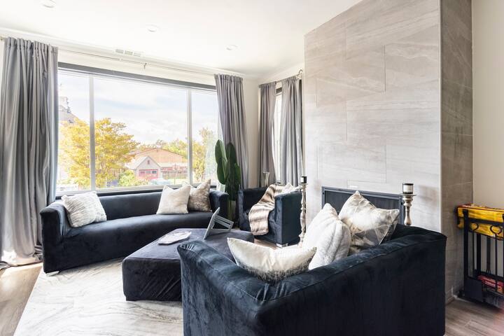 The Black and White House gallery image 2