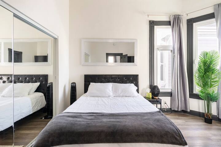 The Black and White House gallery image 4