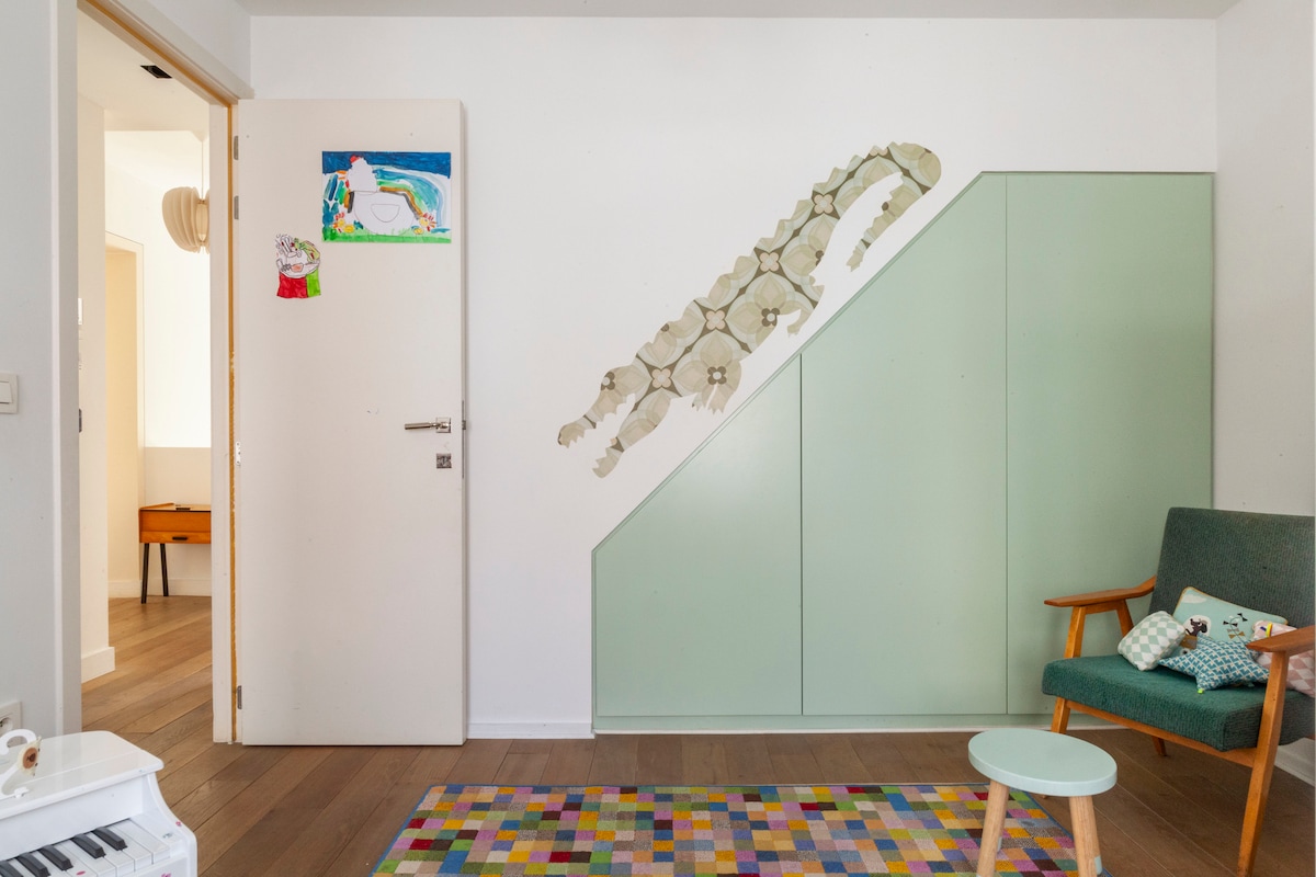 Chambre de la Zoologist (and nice crocodile)