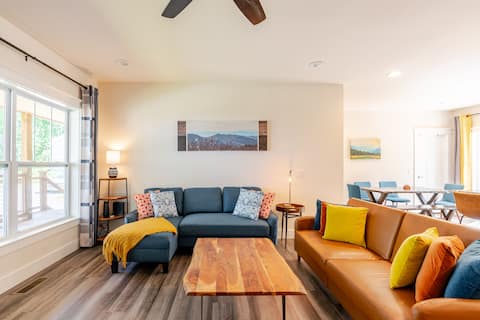 Popular Airbnb listing: Bearha Lodge Near Asheville & Blue Ridge Parkway in Fairview