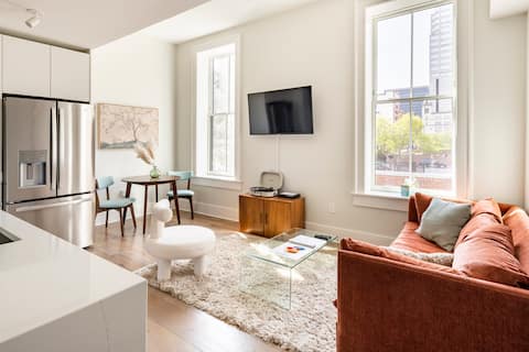 Top Airbnb: Centrally Located, Free Garage Parking! in C.B.D.