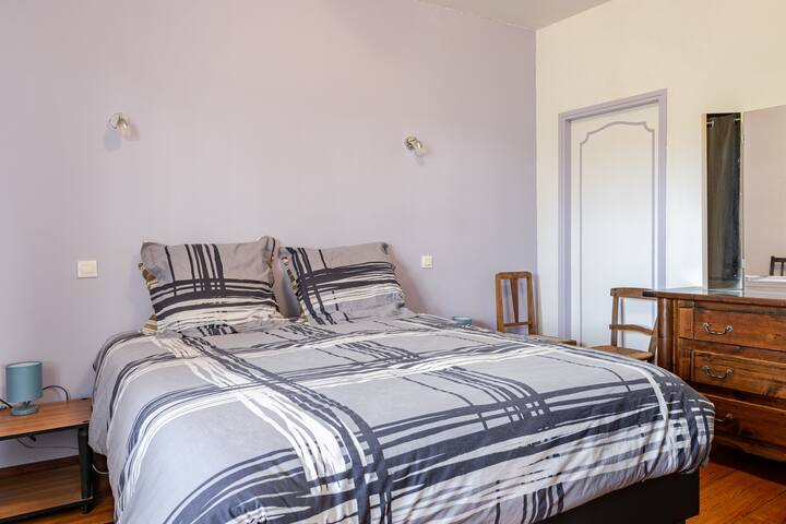 Საძინებელი პირველ სართულზე, ძალიან კომფორტული 140 საწოლით