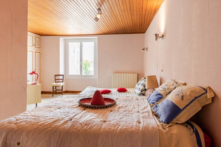 Ოთახი ზემოთ, 2 საწოლით 140-ში, ძალიან ლამაზი საერთო საცხოვრებლის ეფექტით 