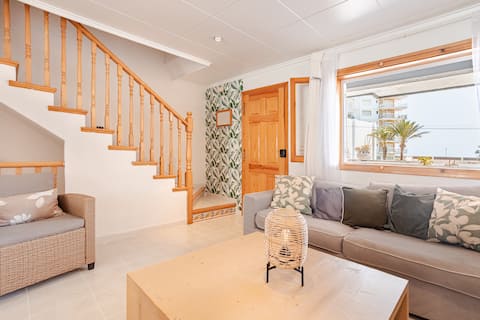 Anuncio de Airbnb popular: Right on the beach with a private pool! en Sueca