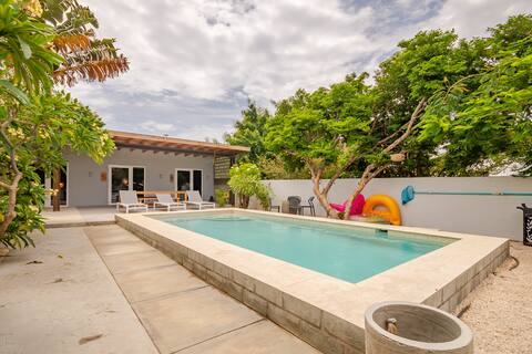 Tropical Oasis Sleeps 24 with 10 Bed/Bath