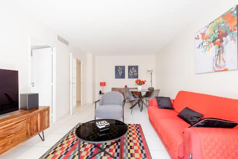 Popular Airbnb listing: 2-bedroom 48 m² Albert 1er - Air conditioning, garage & beach 5 min away in Antibes