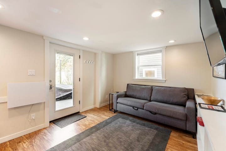 Ცალკე შესასვლელი უკანა პატიოდან და სხივური გათბობის პანელი მისაღები ოთახისთვის.