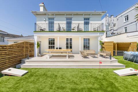 Villa with sea views and hot tub