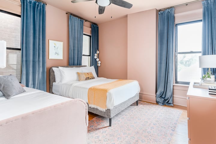Deuxième étage | Chambre 3 | Grand lit, lit simple, commode, garde-robe avec cintres et porte-bagages