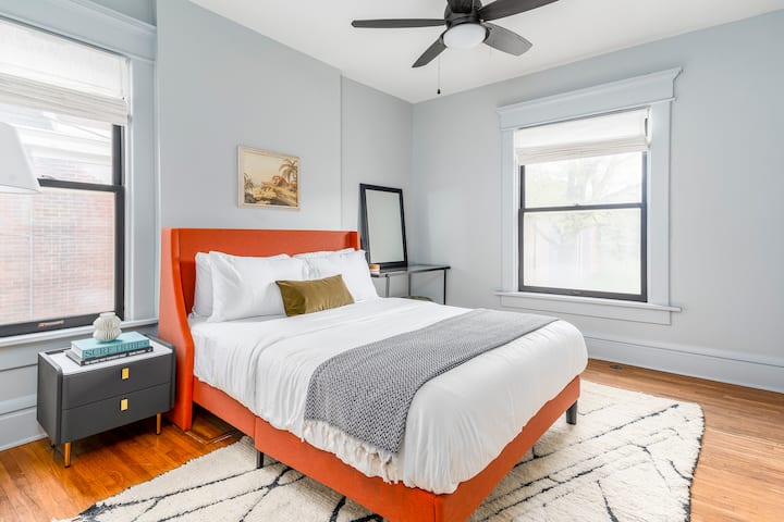 Chaque chambre est colorée, remplie d'œuvres d'art, offre 2 oreillers par voyageur, des machines à bruit blanc et la plupart des chambres ont des rideaux qui assombrissent la pièce.