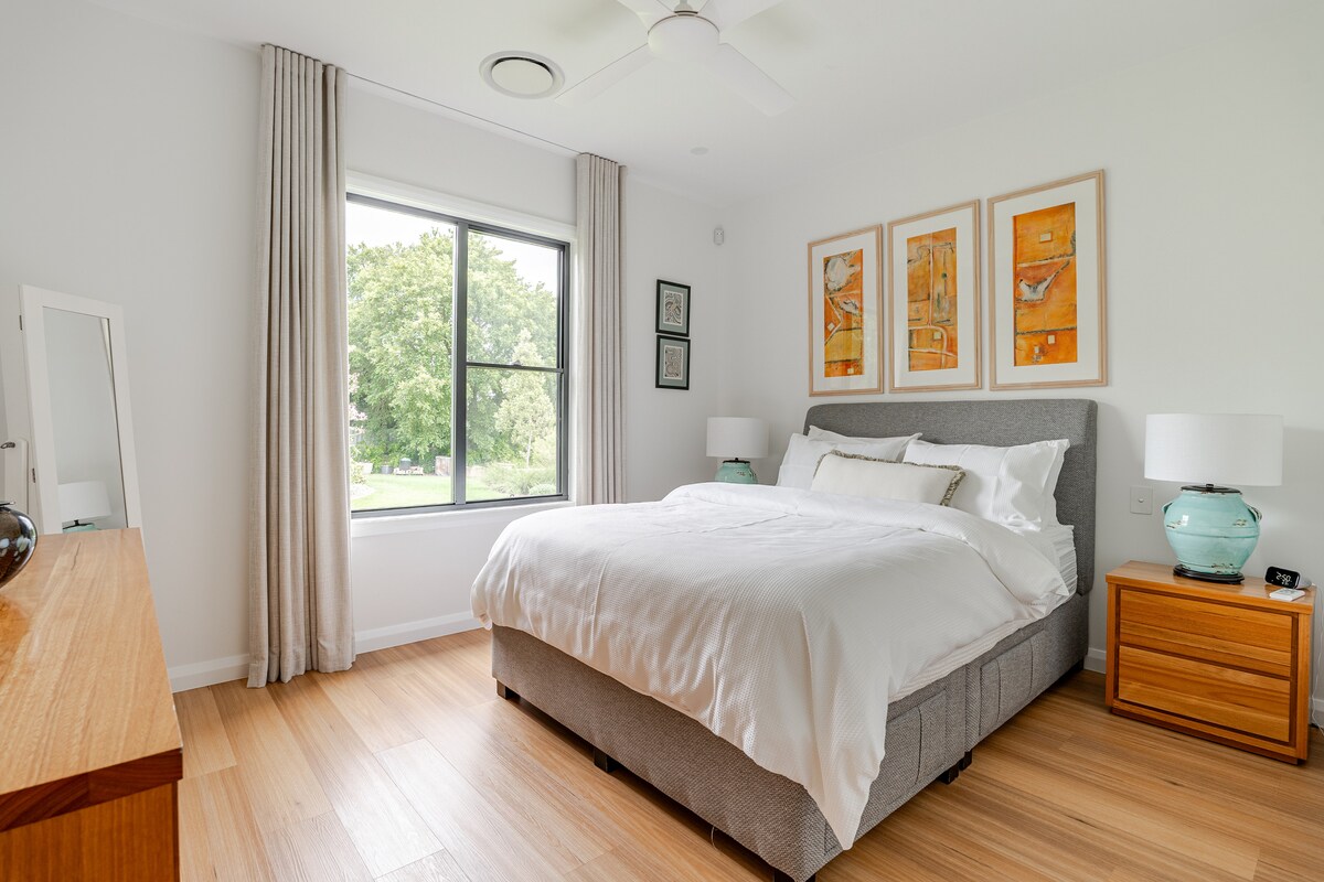 เตียงควีนไซส์ที่สะดวกสบายพร้อมผ้าปูที่นอนผ้าห่มและผ้าคลุมเตียงสุดหรู