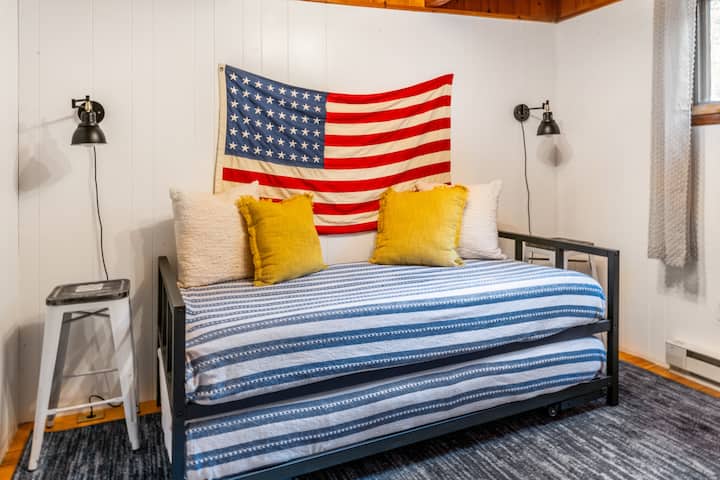 Chambre au 1er étage avec des lits jumeaux à king size. 
le lit gigogne s'élève facilement à pleine hauteur en soulevant les jambes, vous pourrez donc profiter d'une nuit de sommeil vraiment confortable. Utilisez les lits séparément ou organisez-les côte à côte.