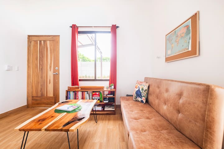 Pumzika katika maficho ya kifahari ya msituni—vitabu, michezo ya ubao na jioni zenye kuvutia zimejumuishwa. 