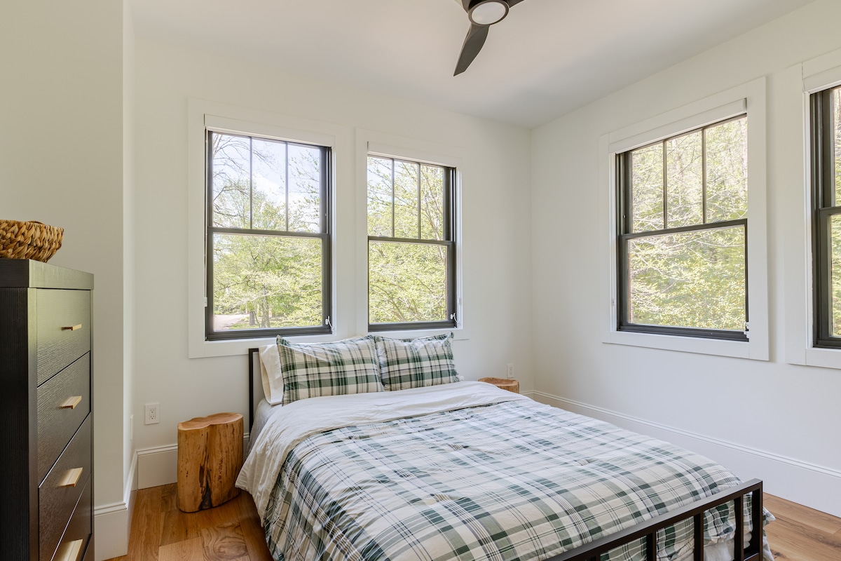 Chumba hiki kina kitanda ambacho wageni wetu wanakifurahia na mandhari nzuri ya mto na mlima. Vivuli vyeusi huhakikisha unaweza kulala ukichelewa kadiri upendavyo. 