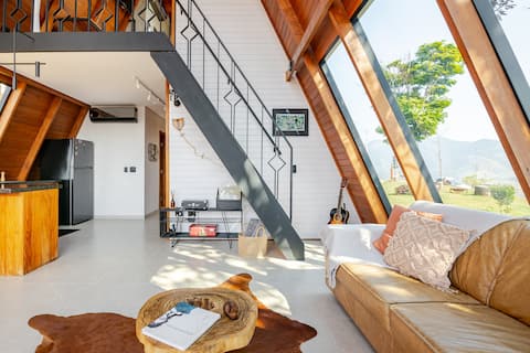 Airbnb em destaque: Cabin in the Clouds | Firepit, Bathtub, Beautiful View em Gonçalves