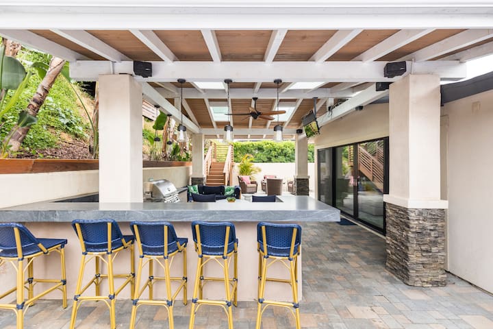 Bay Park Beauty: 4BR Retreat + Stunning Bay Views