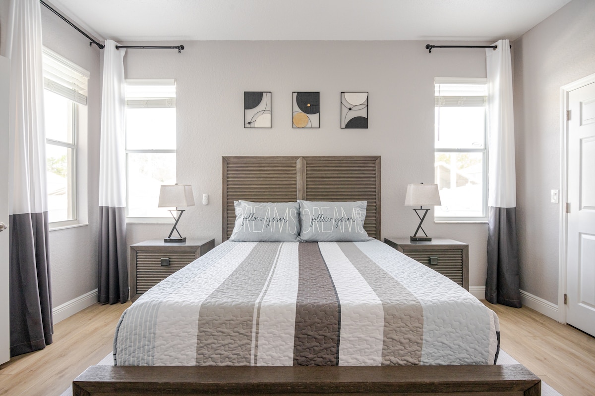 Glavna spavaća soba ima garderobu s dekom i dodatnom posteljinom i jastucima.  