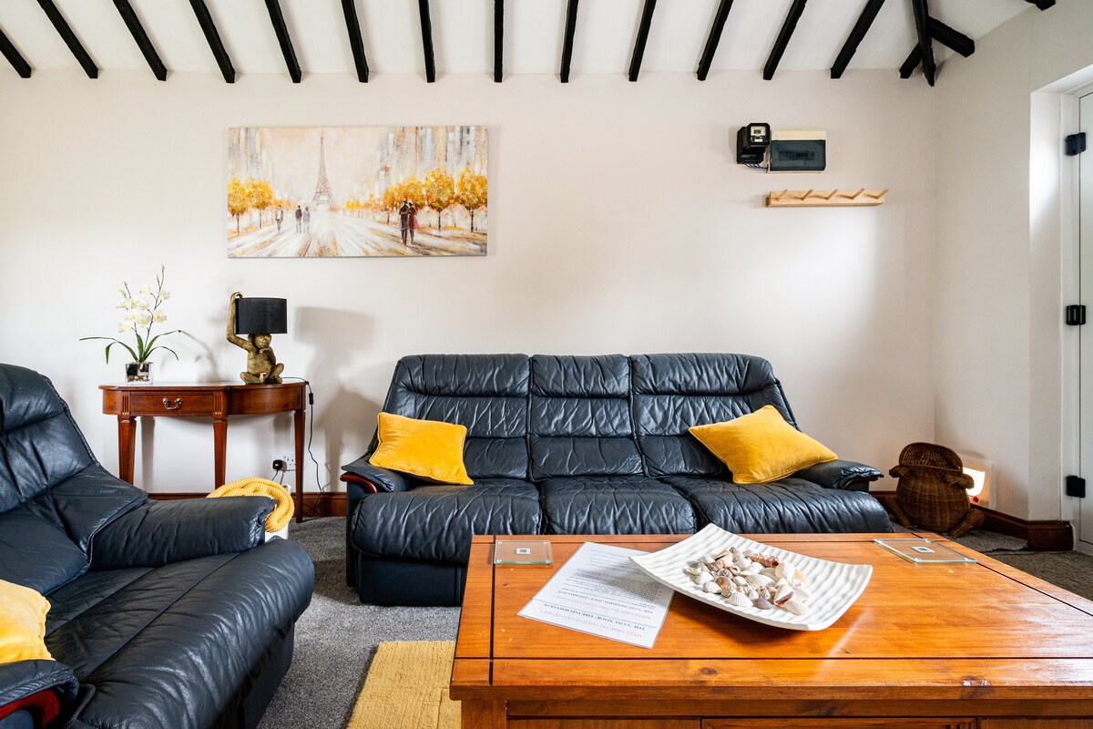 Top Airbnb: The Cosy Cottage, with heated swimming pool ! in Canterbury