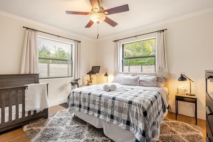 Lit pour bébé de taille complète avec matelas Newton et ensemble de literie complet. Rideaux occultants pour les siestes et les couchers précoces ! 

Vélo Peloton