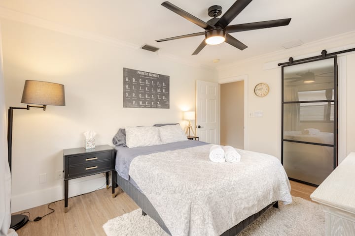 Lit queen size avec literie Pottery Barn et placard. Salle de bain privée à côté de la chambre. 