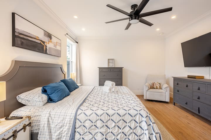 Lit King Size avec matelas Casper, rangement pour les vêtements et dressing. 