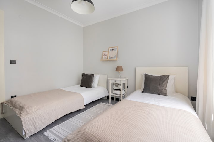 シングルベッドが2台ある寝室。 