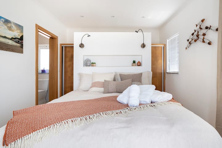 Საძინებლის ნომერი1, ზემოთ, სრული აბაზანით და ოკეანის შესანიშნავი ხედით