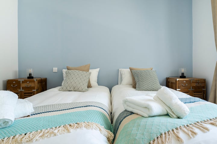 Საძინებელი №3 მთავარ სართულზე, ორადგილიანი საწოლებით ან შესაძლებელია ერთ დიდ ორადგილიანად გადაკეთება