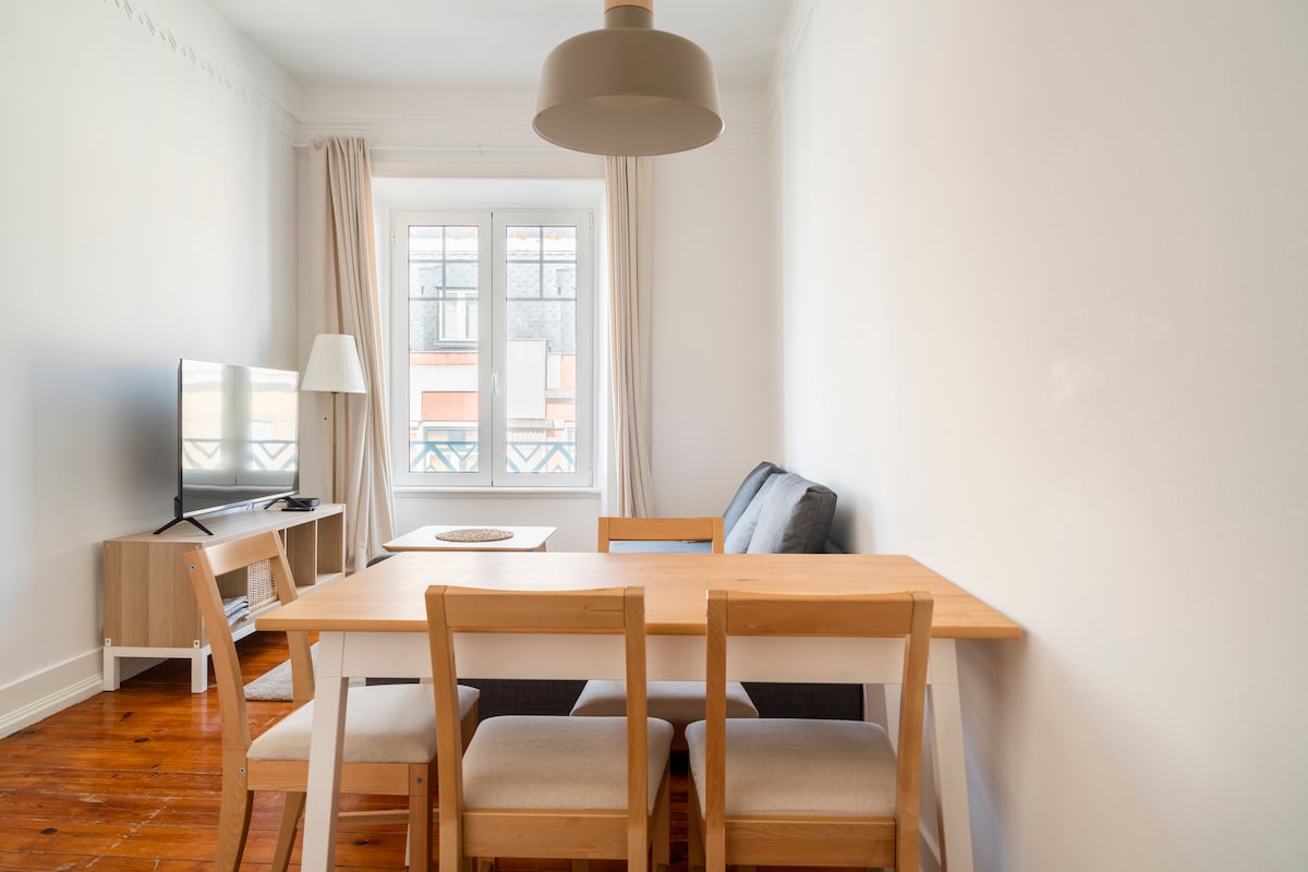 Obývačka/jedáleň s rozkladacou pohovkou pre dve osoby a 50-palcovou inteligentnou televíziou