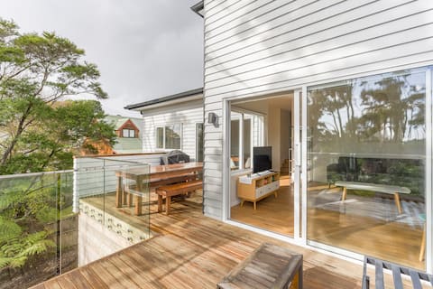 Peaceful New House with Bush View