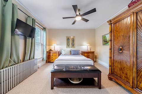Artistic Retreat in Historical Stroudsburg for 10