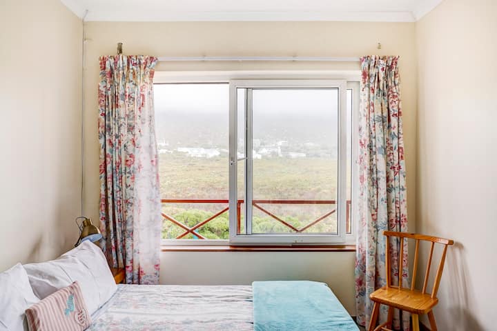 El dormitorio 2 (cama queen), tiene una hermosa vista sobre el humedal y la montaña.