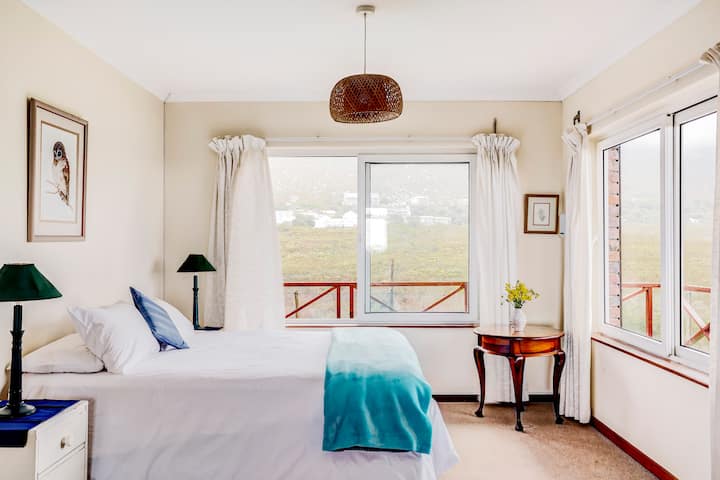 Dormitorio 1: dormitorio principal grande con vistas maravillosas a la montaña, al Vlei y al amanecer, justo desde la cama tamaño king. Lugar encantador para pasar temprano por las mañanas.

Pero, si dejas bajar las persianas, ¡puedes dormir en la oscuridad hasta altas horas de la mañana!