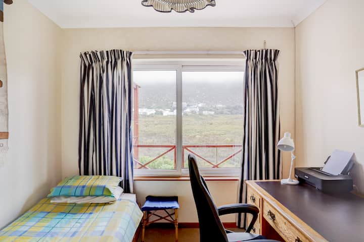 Recámara 4 (estudio): cama individual a la izquierda. Escritorio y silla de oficina cómoda, impresora. Hay una segunda cama guardada debajo (no se ve en la foto); se despliega como una cama nido con su propio colchón. Consulte la foto 2 para ver una opción de diseño. La habitación también cuenta con armarios (no visibles).