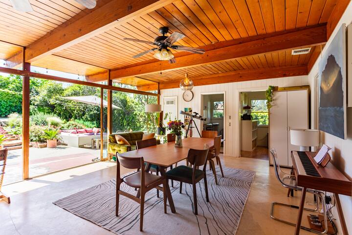 Midcentury Los Angeles Home with a Pool gallery image 5