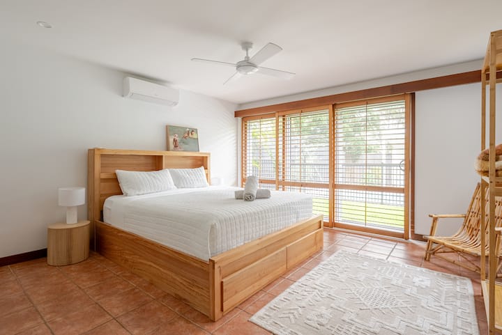 Suite principal tamaño king, ubicada en la planta baja.