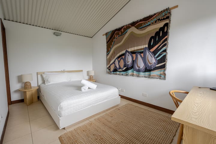 Dormitorio queen en la planta superior, con estudio y WIR.