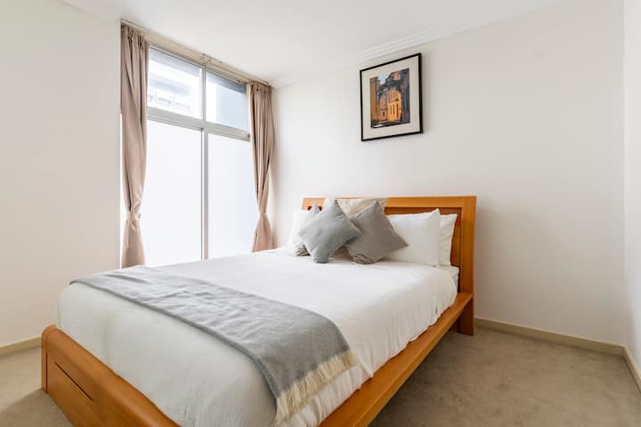 Veliki bračni krevet s flannelette plahtama, teksturiranim poplunom i iznimno mekanim jastucima.