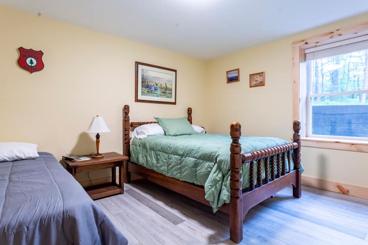 Спална соба со двокреветни и двокреветни кревети.