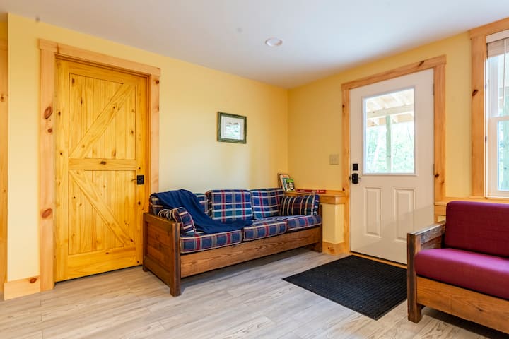 Простор за седење со посебен влез во покриениот поплочен двор. Има некои материјали за читање, книги и списанија расфрлани низ објектот.