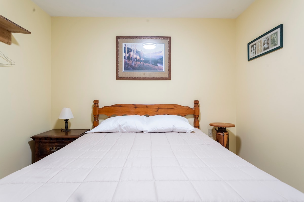 ห้องนอนพร้อมเตียงขนาดควีนไซส์