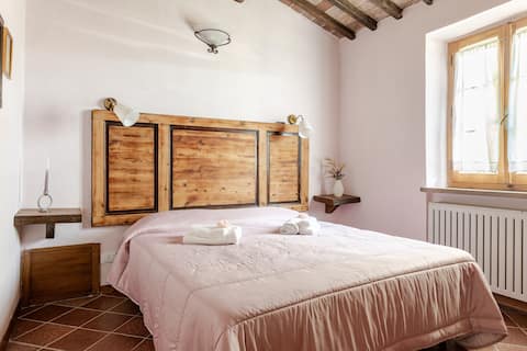 Typical Tuscan Cottage with swimming pool and park