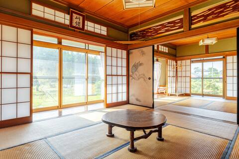 Traditional Japanese house! Transportation service