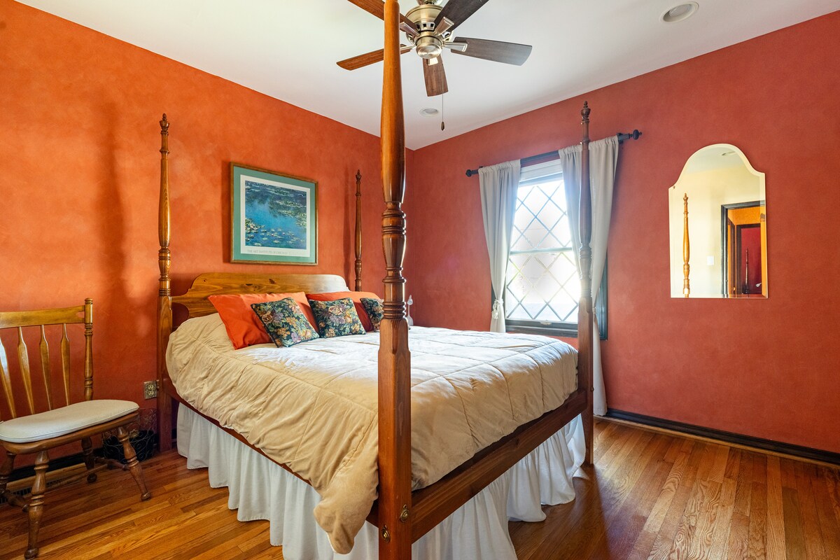 您的客房有一张4柱式标准双人床……